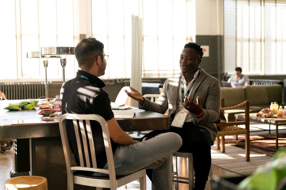 Dois executivos em conversa de mentoria